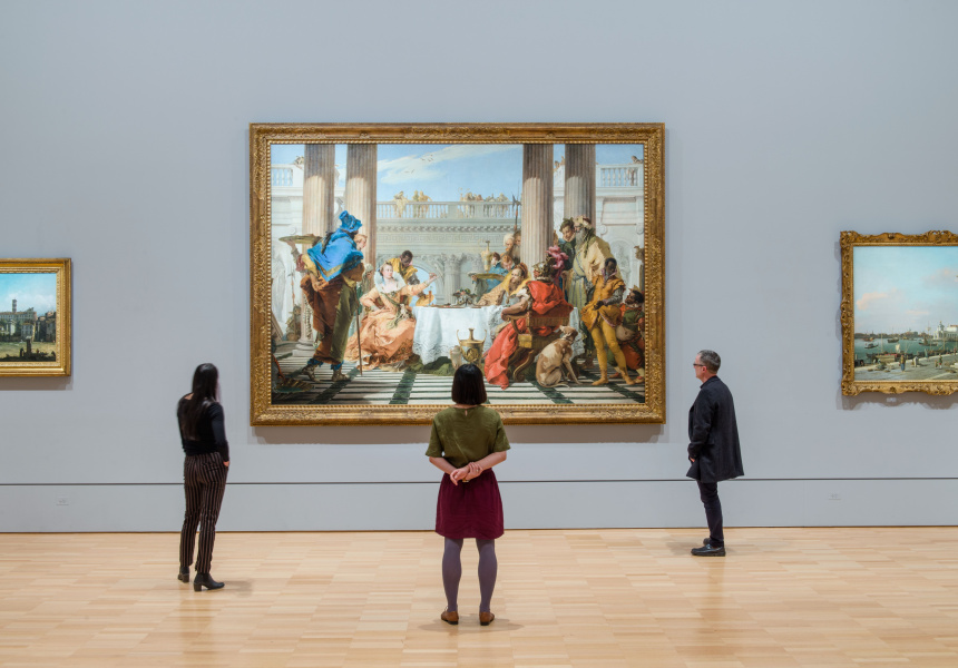 Visitante viendo Giambattista Tiepolo, The Banquet of Cleopatra (1743–44)en el NGV International