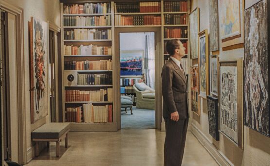 David Solinger con su colección de arte. Imagen vía Sotheby's